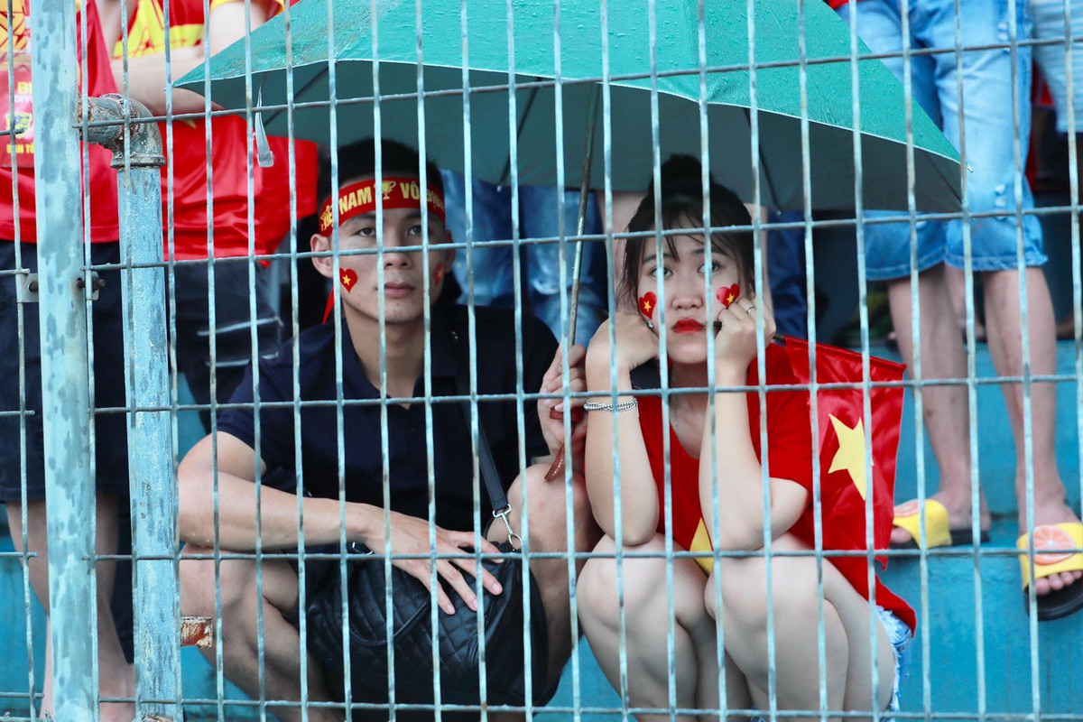 Dù là mưa gió, bão bùng, dù là có áo mưa hay đầu trần nhưng vì tình yêu với bóng đá Việt Nam với lứa thế hệ vàng mà nhiều người không quản ngại từ các tỉnh xa hay phải thu xếp công việc để sớm về sân, hòa cũng không khí với mọi người.