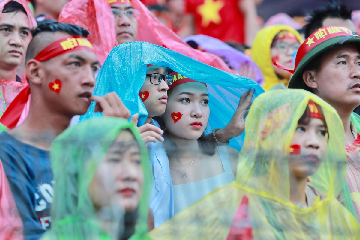 Có mặt trên SVĐ Hàng Đẫy chiều ngày 29/8 khi trận đấu bán kết giữa đội tuyển Olympic Việt Nam và Hàn Quốc diễn ra, có tới hàng ngàn khán giả đã lặn lội tới sân để chứng kiến những đường bóng của thầy trò HLV Park Hang Seo.