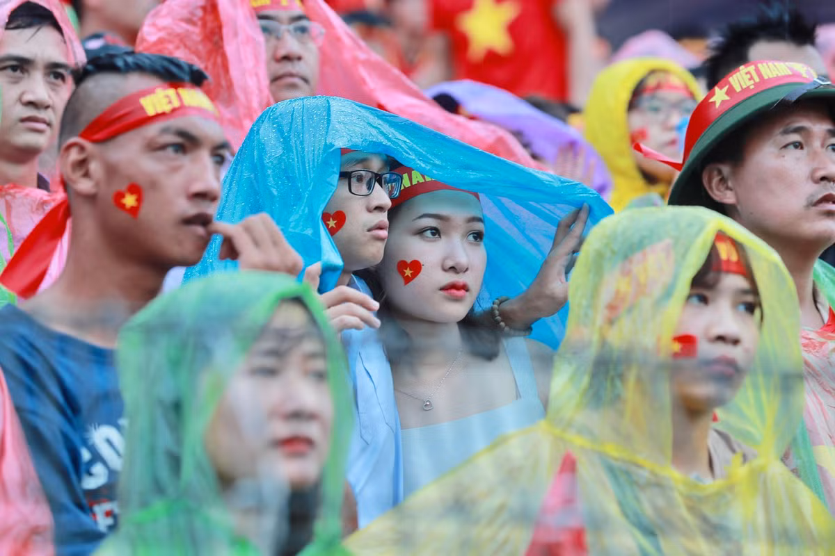 Có mặt trên SVĐ Hàng Đẫy chiều ngày 29/8 khi trận đấu bán kết giữa đội tuyển Olympic Việt Nam và Hàn Quốc diễn ra, có tới hàng ngàn khán giả đã lặn lội tới sân để chứng kiến những đường bóng của thầy trò HLV Park Hang Seo.