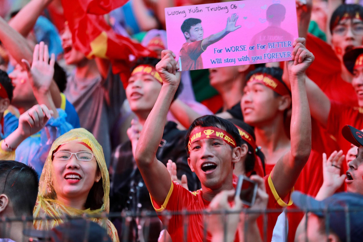 Không khí của sân Hàng Đẫy không trầm lắng sau 3 bàn thua của Olympic Việt Nam, các CĐV vẫn liên tục ủng hộ đội tuyển bằng những màn cổ vũ hết sức vui tươi. Điều này cho thấy khẩu hiệu của người Việt "thắng không kiêu, bại không nản" là một chân lý.