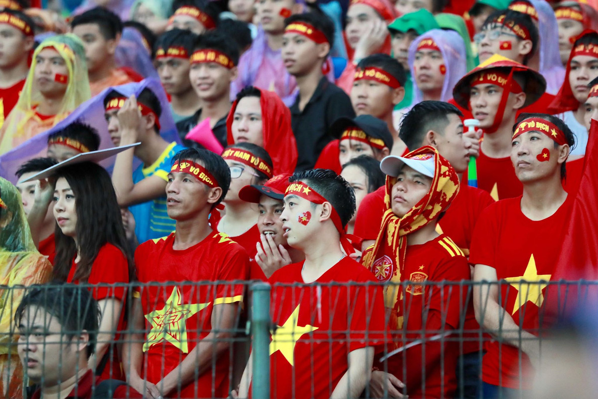 Chiều 29/8 trên khắp cả nước rất nhiều những địa điểm xem bóng đá có quy mô lớn đã được tổ chức để phục vụ người dân theo dõi trận bán kết Asiad 2018 giữa Olympic Việt Nam và Hàn Quốc. Dù thời tiết không chiều lòng người những hàng triệu khán giả tại Việt Nam vẫn tìm đến các địa điểm để hòa mình vào không khí bóng đá sôi nổi.