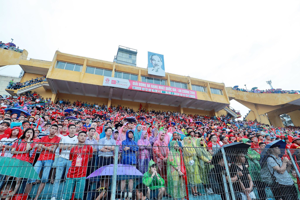 Chứng kiến cảnh SVĐ Hàng Đẫy với hàng ngàn người tụ tập thế này chắc hẳn các cầu thủ Olympic Việt Nam sẽ cảm thấy họ không cô độc khi phải thi đấu xa nhà.