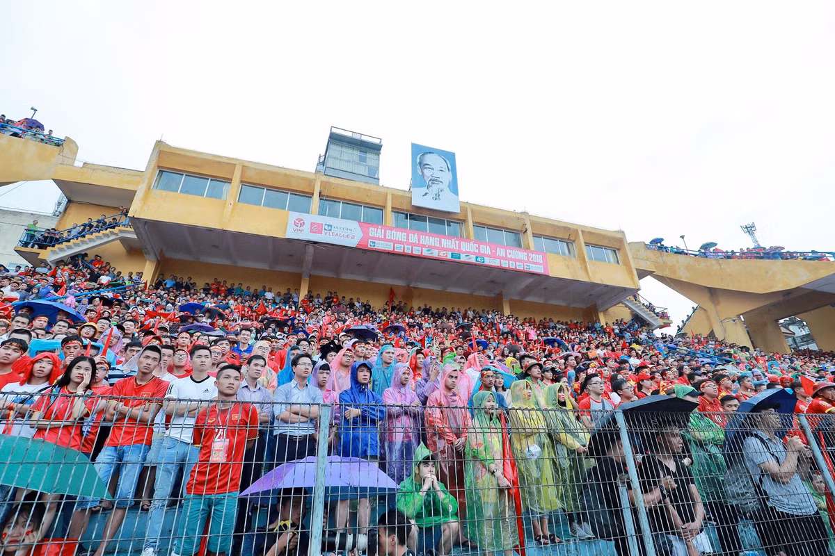 Chứng kiến cảnh SVĐ Hàng Đẫy với hàng ngàn người tụ tập thế này chắc hẳn các cầu thủ Olympic Việt Nam sẽ cảm thấy họ không cô độc khi phải thi đấu xa nhà.