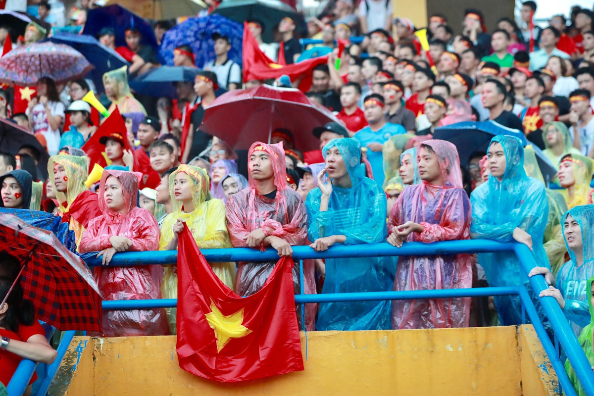 Vượt hàng trăm cây số tới Hà Nội, các CĐV Olympic Việt Nam không ngại mưa gió để đầu trần cổ vũ cho các cầu thủ. Họ bất chấp chuyện ốm đau, cảm cúm miễn sao được thoải lòng hâm mộ, yêu mến lối chơi cống hiến của thầy trò HLV Park Hang Seo đang thể hiện ở Indonesia.