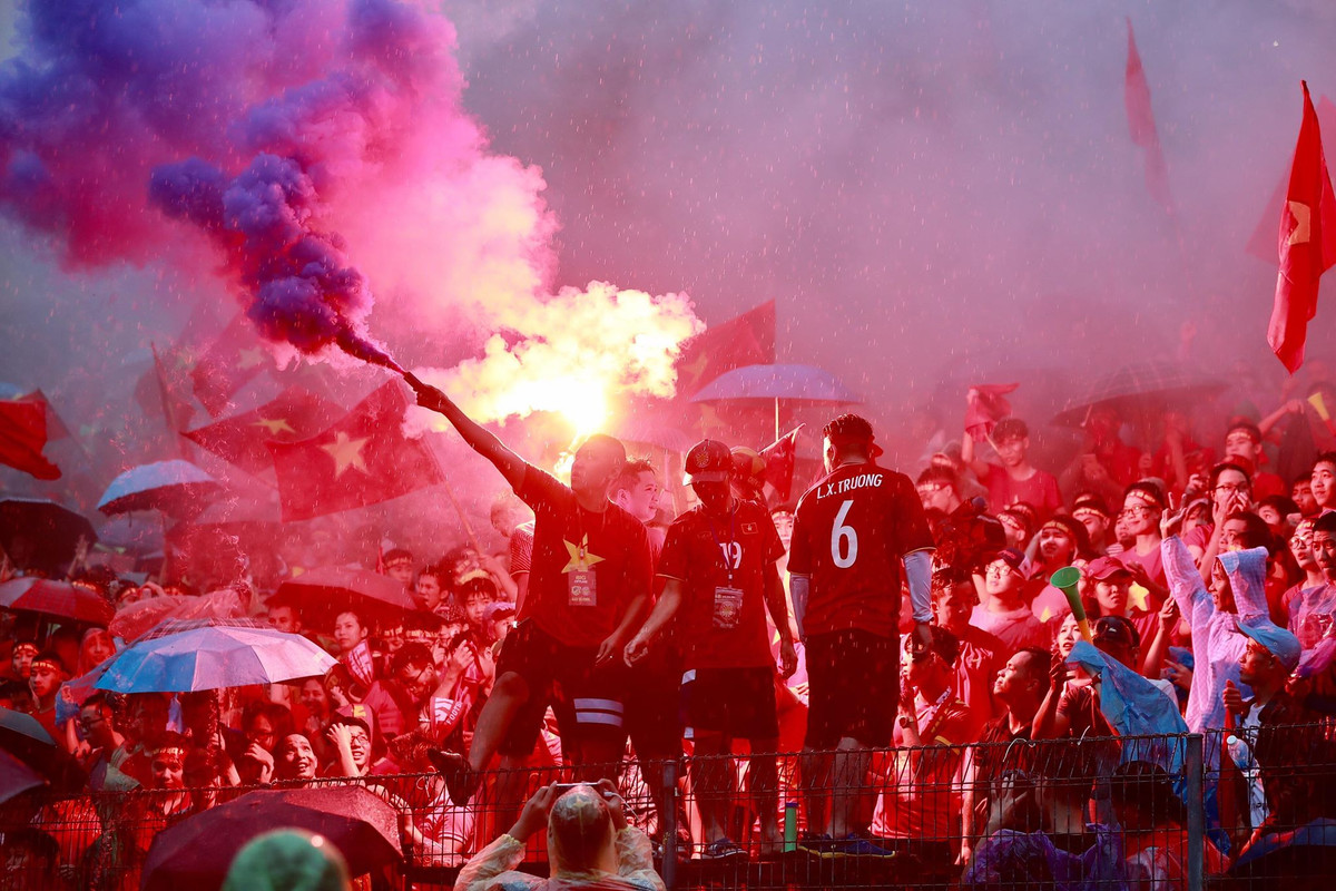 Pháo sáng liên tục được các CĐV bật trên khán đài mang lại không khí vui tươi dù Olympic Việt Nam đã thua. Các học trò của HLV Park Hang Seo còn trận tranh giải ba với đối thủ UAE trên SVĐ Pakansari vào ngày 1/9 tới đây.