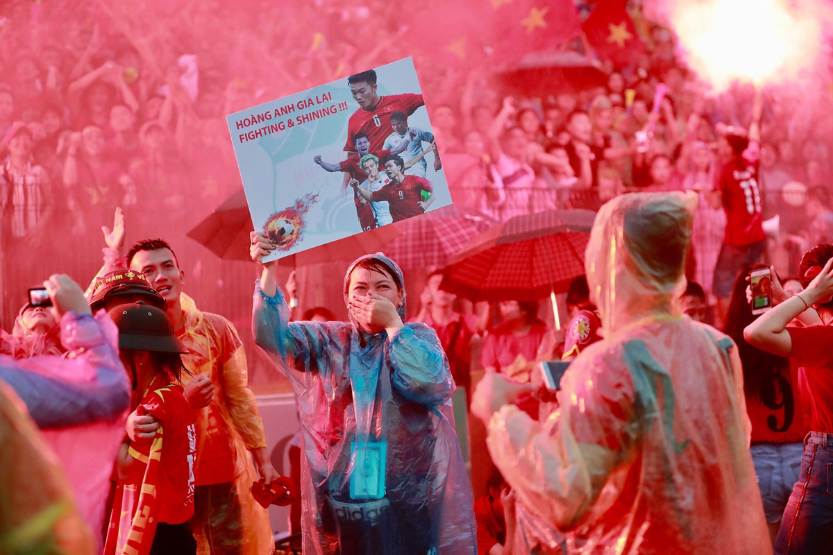 Một CĐV đã vỡ òa vui mừng sau bàn thắng muộn của Minh Vương dù cho trận đấu đã an bài.