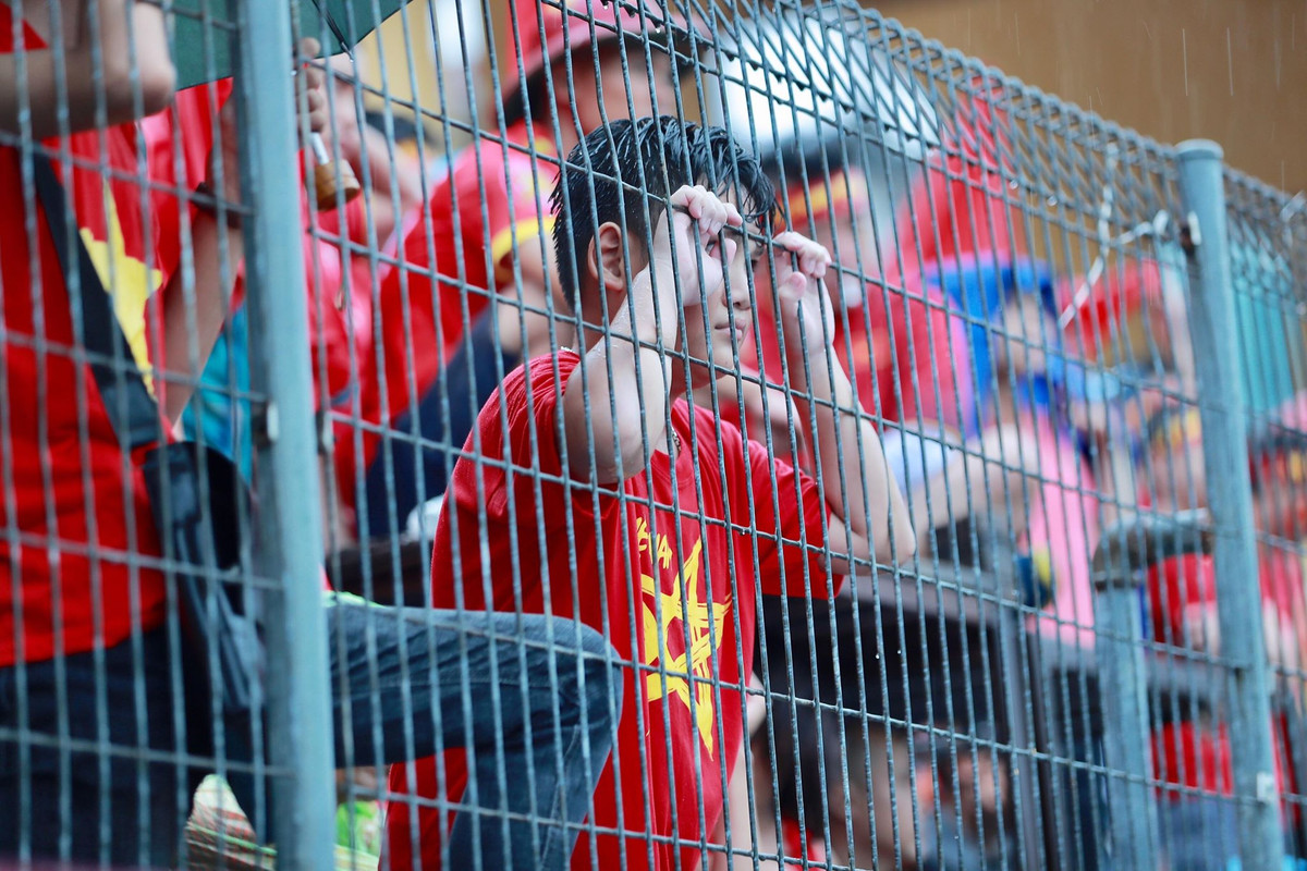 Vào những ngày trận bán kết Asiad diễn ra, thời tiết tại các tỉnh miền bắc không ủng hộ khi ảnh hưởn hoàn lưu bão nên mưa nắng rất thất thường. Nhưng chừng đó là chưa đủ để ngăn cản các CĐV đến sân "truyền lửa xa xứ" cho các cầu thủ Olympic Việt Nam thi đấu với Hàn Quốc.