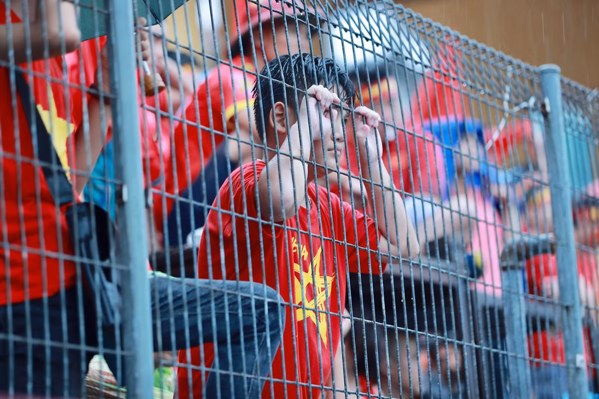 Vào những ngày trận bán kết Asiad diễn ra, thời tiết tại các tỉnh miền bắc không ủng hộ khi ảnh hưởn hoàn lưu bão nên mưa nắng rất thất thường. Nhưng chừng đó là chưa đủ để ngăn cản các CĐV đến sân "truyền lửa xa xứ" cho các cầu thủ Olympic Việt Nam thi đấu với Hàn Quốc.