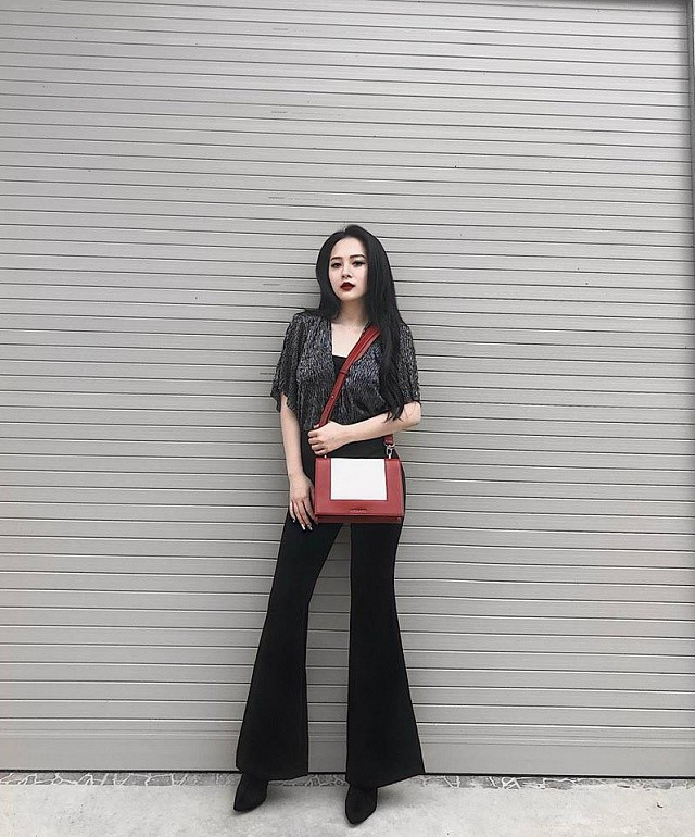 Trên trang cá nhân, ngoài đăng những bức ảnh đẹp hút hồn, Hàng My cũng bật mí cách tạo dáng để có bức ảnh đẹp và chia sẻ bí quyết để có làn da khỏe mạnh, vóc dáng cân đối.