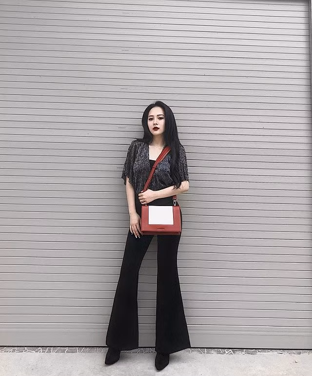 Trên trang cá nhân, ngoài đăng những bức ảnh đẹp hút hồn, Hàng My cũng bật mí cách tạo dáng để có bức ảnh đẹp và chia sẻ bí quyết để có làn da khỏe mạnh, vóc dáng cân đối.