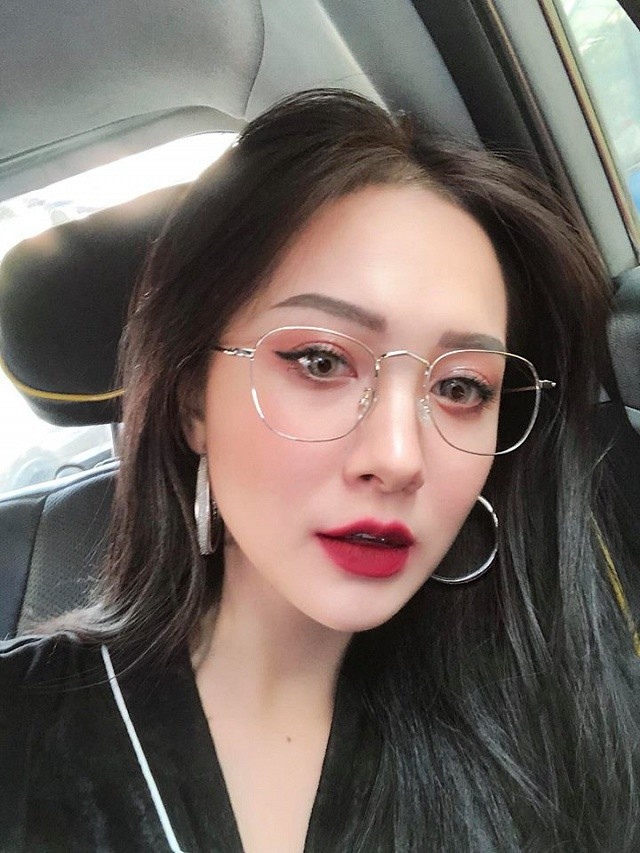 Theo tìm hiểu, cô em họ Hương Tràm có một gương mặt khá nổi trội được mệnh danh là hotgirl Hà Tĩnh. Cô gái này có cái tên khá đặc biệt Dư Hàng My. Hiện đang học năm cuối trường Đại học Văn hóa Hà Nội.