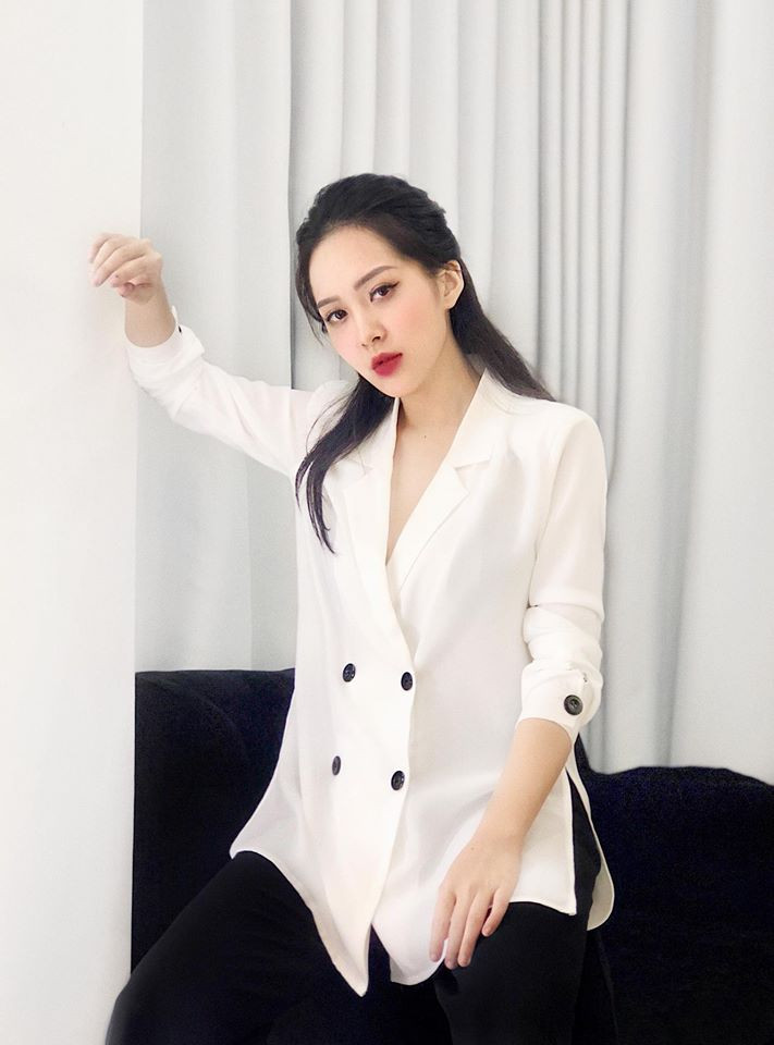 Không chỉ vậy, theo tìm hiểu của dân mạng, ngoài việc làm người mẫu, Dư Hàng My còn sở hữu thương hiệu thời trang riêng của mình và đa phần đều là những sản phẩm tự thiết kế để tạo nên điểm nhấn độc lạ.