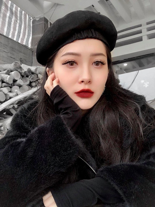 Cụ thể trong bức ảnh của mình, ca sĩ "Em gái mưa" chia sẻ: "Tự hào là họ ngoại nhà mình toàn hot girl. Bé em mới lên lớp 9 đã trổ hết nét xinh rồi. Mỗi bà chị áo vàng hai mấy mùa hoa mà nét nó không trổ ra nổi là sao?".