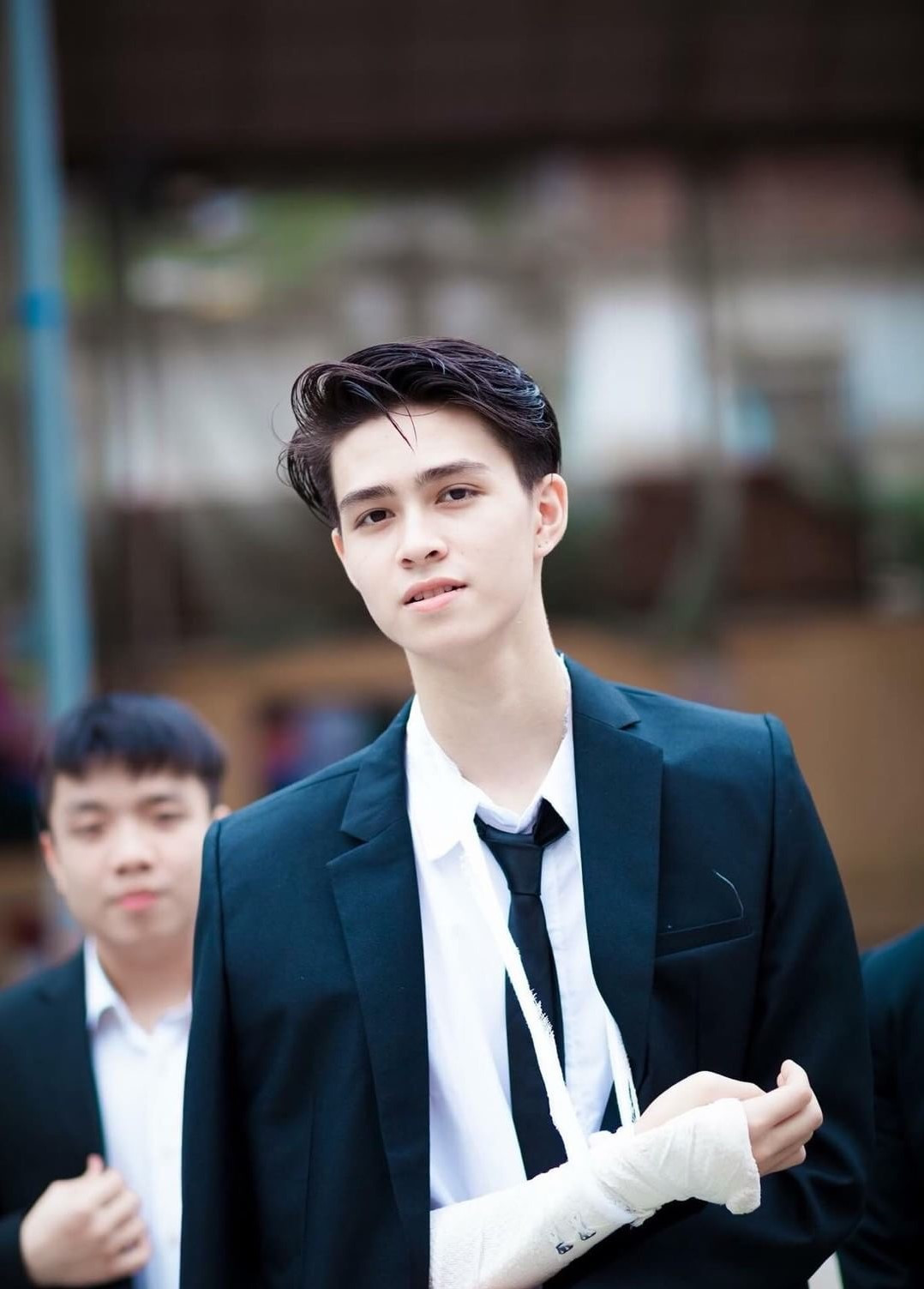 Với vóc dáng cao ráo, gương mặt trắng trẻo cùng nụ cười mỉm như đang tỏa sáng một góc sân, nam sinh trong bộ quần áo cử nhân đã ngay lập tức khiến các cô gái phải đứng ngồi không yên.