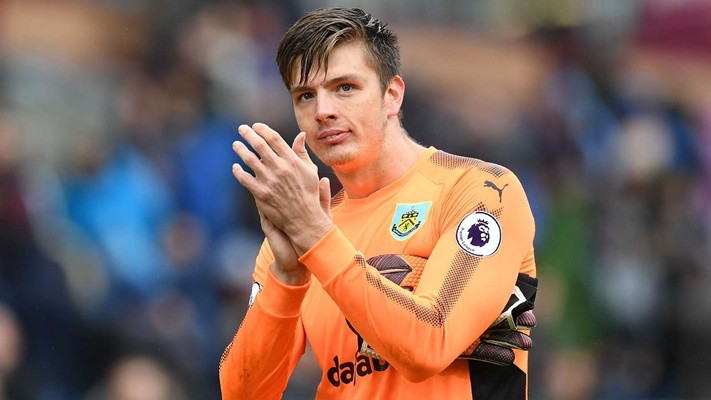 Thủ môn Nick Pope của Burnley đã được Arsenal nhắm đến một cách rất bất ngờ như một sự thay thế cho Cech. Thủ thành 26 tuổi mới chỉ được ra sân ba trận ở mùa giải này và không lần nào trong số đó là ở đấu trường Ngoại hạng Anh.