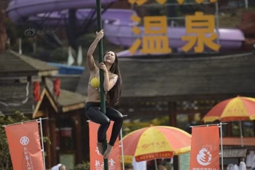 Trong vòng 2 phút, những cô gái xinh đẹp xứ Trung sẽ phải leo lên và leo xuống một chiếc cột sắt cao 6,5m. Khoảng thời gian đó người nào leo được cao hơn và hoàn thành phần thi sớm hơn sẽ giành chiến thắng.