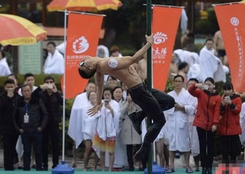 Nhiều người cho rằng, đây là một cuộc thi vui nhộn, đáng được hưởng ứng và nhân rộng. Tuy nhiên, cũng không ít người phản đối, cho rằng cuộc thi này quá dung tục, phá hỏng không khí trong lành của những sự kiện đón năm mới.