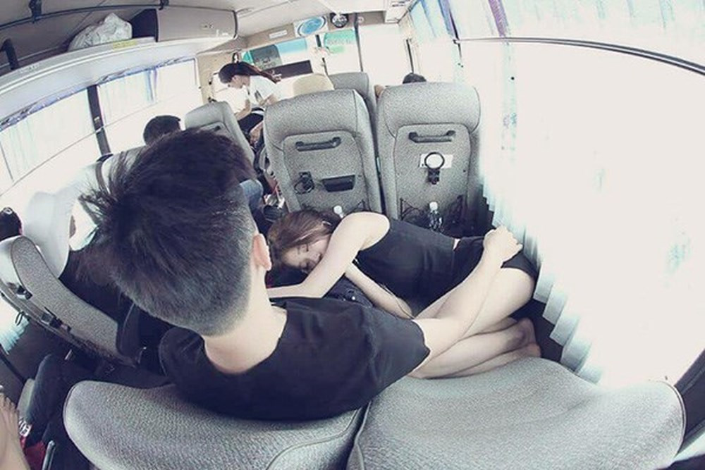 Thậm chí còn ngủ lăn lộn trên người nhau ở xe khách.