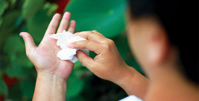 Cùng cảnh ngộ với nhiều người, bạn trẻ Hoàng Khánh cho biết: ''Khổ lắm, làm việc gì cũng khó, ngay cả việc cầm cốc nước cũng phải bằng hai tay nếu không muốn nó rơi vỡ''.