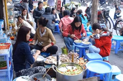 Chuyện mỗi hôm một món, thích món nào ra quán ăn món đó, chán bún miến phở thì chuyển sang xôi, bánh bao. Chính điều đó khiến ai đi du lịch nước ngoài cũng thấy nhớ Việt Nam. Ảnh: Internet.