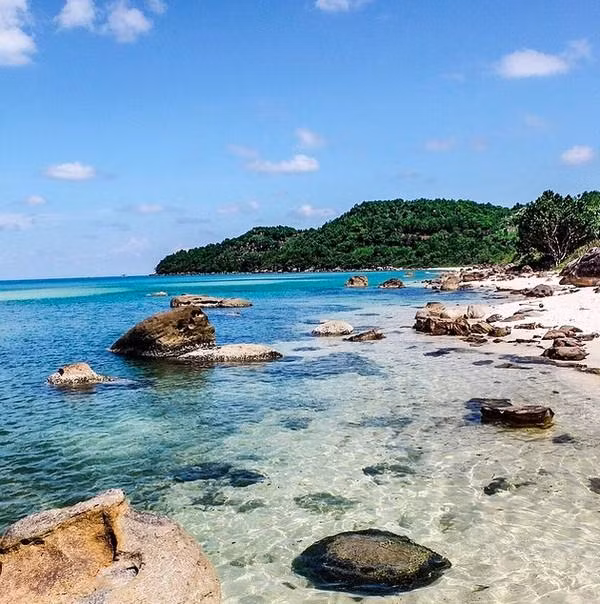 Với bờ cát trắng dài, mịn và làn nước trong xanh thì những bãi biển như Mũi Né, Nha Trang, Phú Quốc, Đà Nẵng chẳng thua kém gì những bãi biển ở Phuket hay Sentosa ở các nước khác. Cảnh đẹp khiến nhiều khách Tây muốn quay lại Việt Nam.