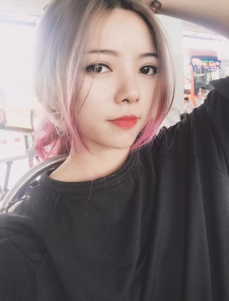 Cùng xem thêm một số hình ảnh của cô nàng streamer xinh đẹp sở hữu gương mặt idol Hàn Quốc.