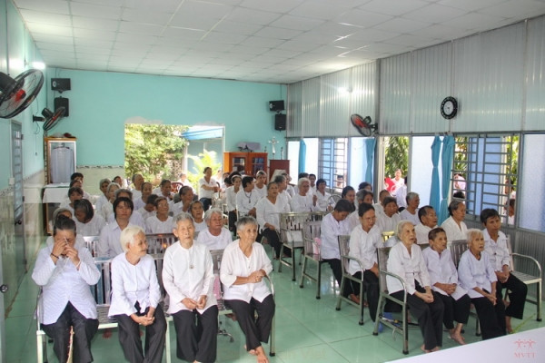 Sau những hình ảnh và bài viết của Nguyễn Chi nhiều bạn trẻ cũng tâm niệm rằng: "Hạnh phúc nhất là khi ông bà còn sống, hãy để họ vui hưởng tuổi già bên con cháu sau cả cuộc đời cống hiến, lo toan, mưu sinh". Ảnh sử dụng trong bài: Sưu tầm Facebook.