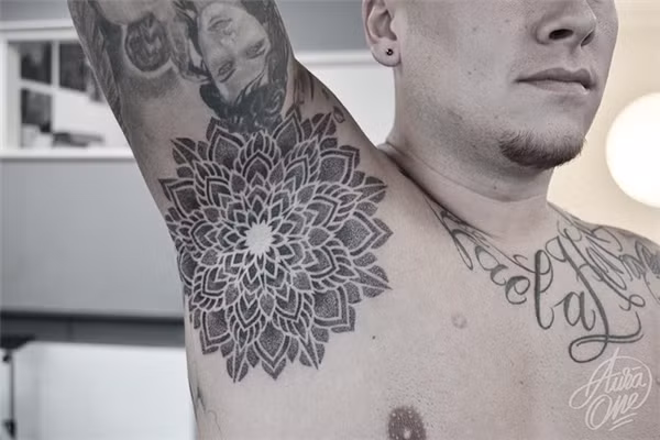 Đối với nam thì thường chuộng hình kinh dị và màu đen, qua đó mới thể hiện được độ "cool ngầu" của các anh.