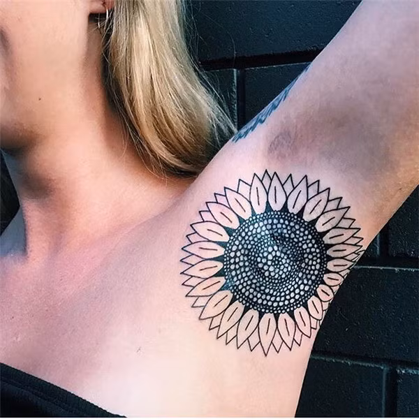 Có thể nói, ngoài những vị trí kín và quyến rũ như ngực, vành lỗ tai, gáy hay cổ thì giới trẻ lại thích xăm ở những vùng mà nhắc tới thôi đã thấy "nhột" và đau đớn, đó chính là nách.