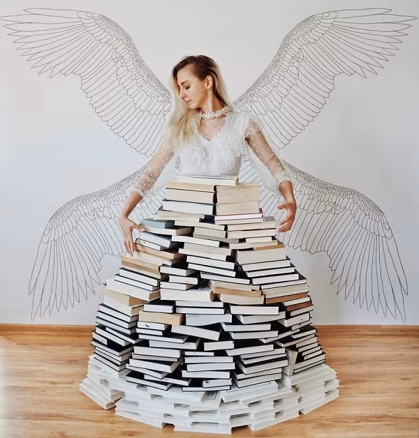 Cùng ngắm nhìn những hình ảnh vô cùng sáng tạo của Elizabeth với những cuốn sách của mình.