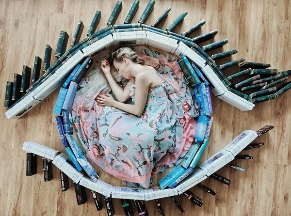 Đa số đều cảm thấy thán phục trước khả năng của cô nàng mê sách 23 tuổi này bởi họ không thể tin được từ những quyển sách thông thường, đơn giản cũng có thể cho ra bộ ảnh ấn tượng như vậy.