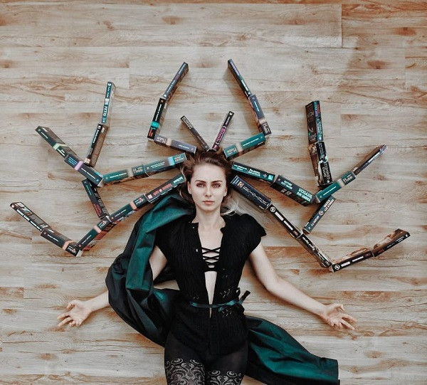 Ngay sau khi bộ ảnh này được chia sẻ trên tài khoản Instagram của Elizabeth đã thu hút sự chú ý rất lớn từ cộng đồng mạng.