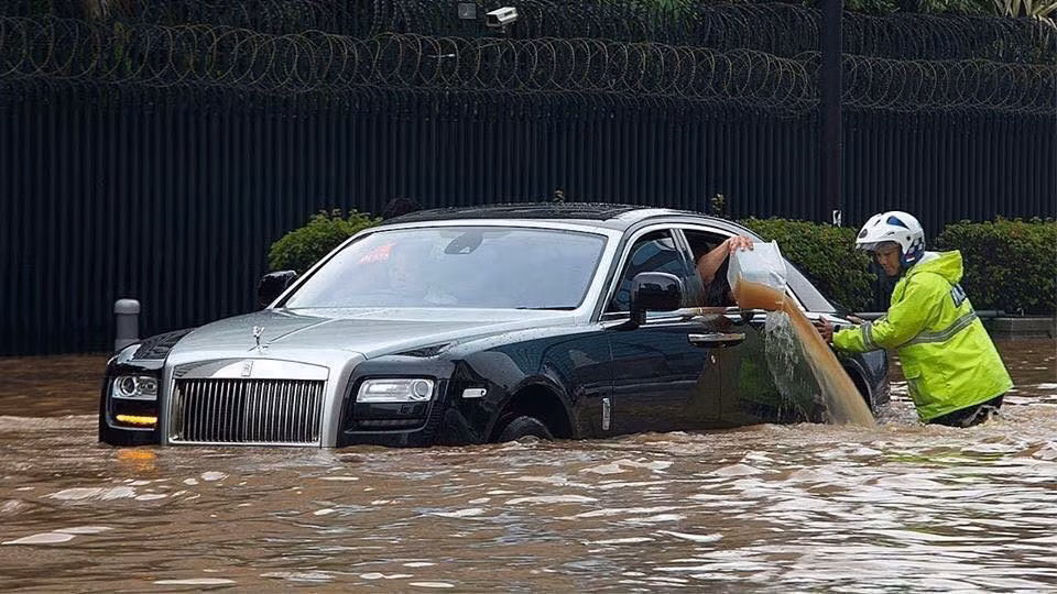 Bên cạnh những bức ảnh khôi hài Hà Nội ngày ngập lụt, dân mạng còn sưu tầm thêm ở những địa phương khác khi con nước vẫn lên từng giờ, ảnh hưởng đến sinh hoạt của những người dân.