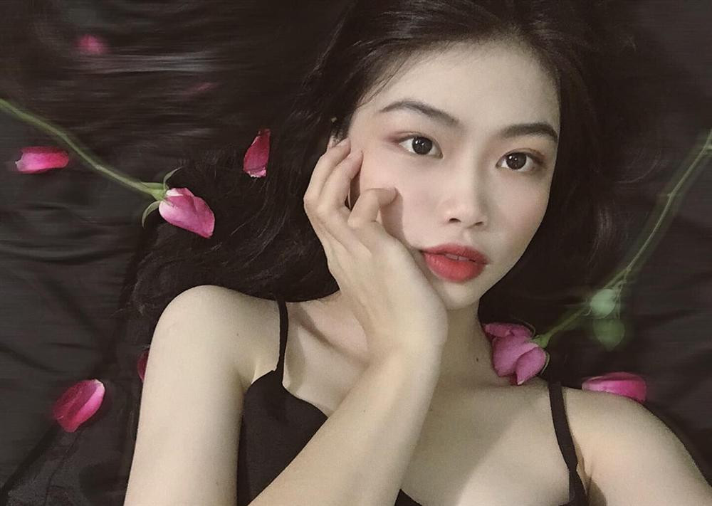 Cách đây 6 năm, nữ sinh 10X Tây Ninh này sở hữu nhan làn da đen nhẻm cùng mái ngố "dày cộp" trước trán.