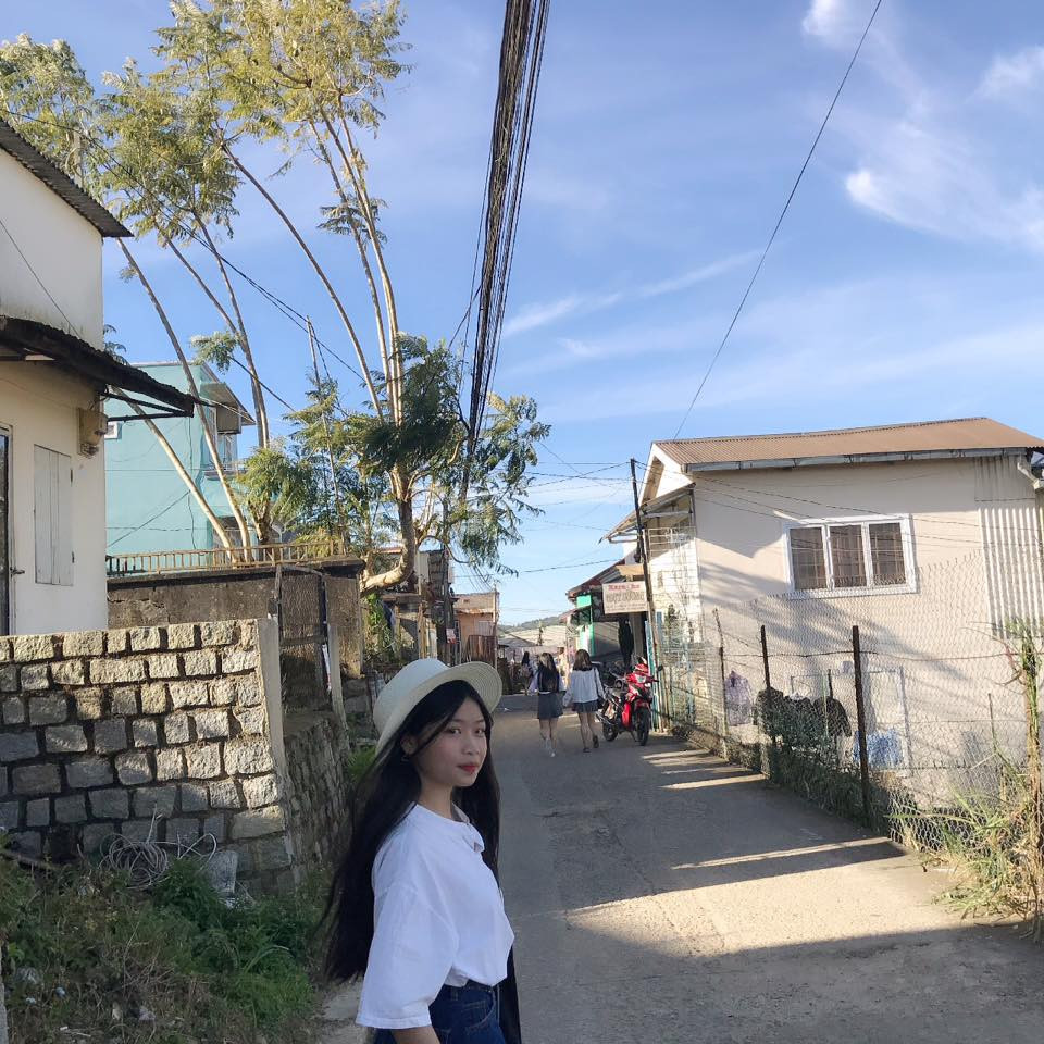 Đứng trước những lời nghi án đẹp lên nhờ dao kéo, Linh cho hay: "Tôi thừa nhận có dùng app chụp ảnh và make-up, nhưng chắc chắn chưa hề phẫu thuật thẩm mỹ. Ở ngoài người khác vẫn nhận ra tôi thôi".