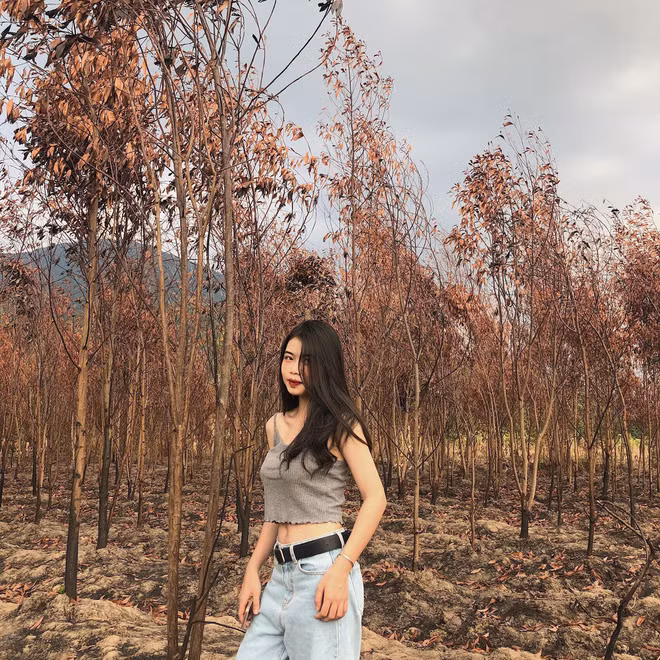 Mới đây, Phương Linh bất ngờ tạo ra cuộc tranh cãi lớn khi để dân tình xem được hình ảnh trước và sau 6 năm. Theo đó, trong khi một số người ngưỡng mộ sự “lột xác” ngoạn mục của cô bạn thì đa phần lại khẳng định 10X đã nhờ cậy “dao kéo” mới có nhan sắc hiện tại.