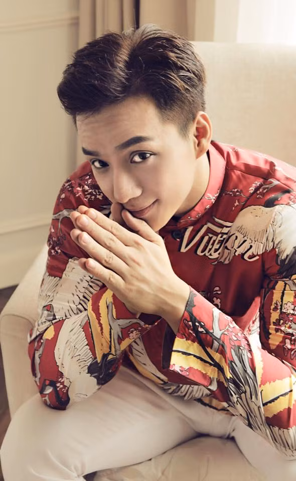 Vinh Cường có thể nói thành thạo 4 ngoại ngữ là Anh, Trung, Pháp và Thái. Chính lợi thế hình thể và ngoại ngữ đã làm nền tảng giúp anh chàng đẹp trai này ứng cử thành tiếp viên hàng không.