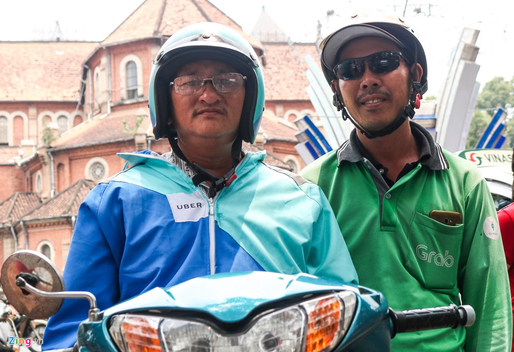 Uber và Grab "về chung một nhà' khiến nhiều tài xế lo lắng. Ảnh: Hoài Thanh.