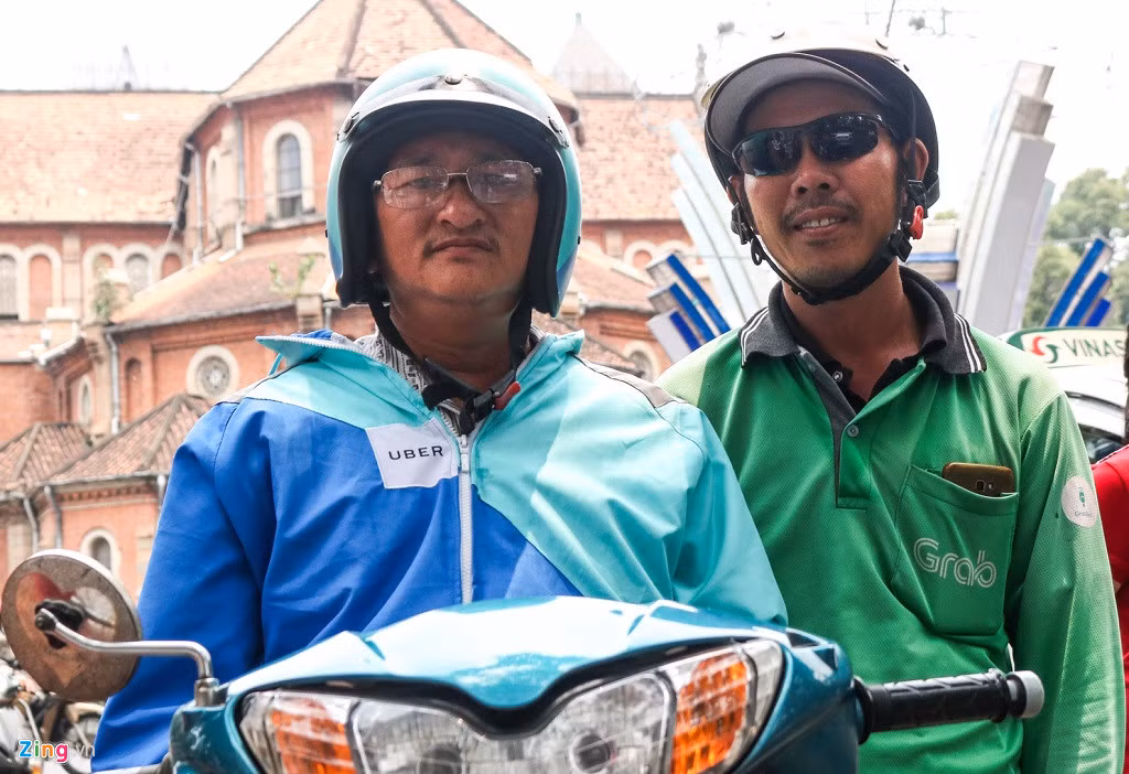 Uber và Grab "về chung một nhà' khiến nhiều tài xế lo lắng. Ảnh: Hoài Thanh.