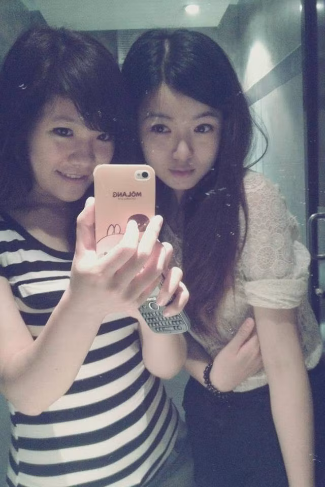 Tú Linh chụp ảnh với bạn khi còn để tóc dài.