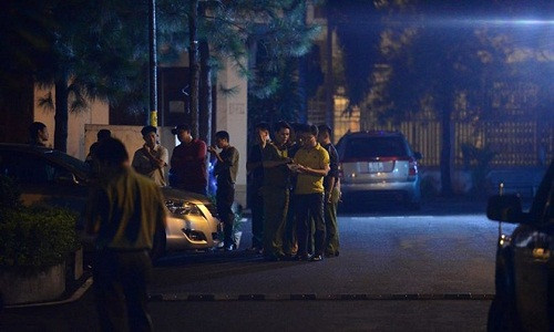 Lực lượng chức năng vẫn đang tiếp cận hiện trường. Ảnh: Tùng Tin.