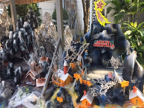 Không ồn ào, náo nhiệt vì nằm trong khuôn viên nhà thờ nhưng hoạt động buôn bán vẫn diễn ra tấp nập, hầu như mọi người xung quanh đến đây để thăm thú và mua sắm.