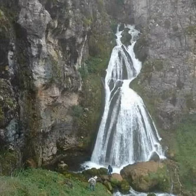 Cô dâu trên thác nước