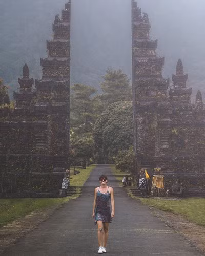 Sorelle Amore, cựu học sinh trường Ballina, 28 tuổi đã vượt qua hơn 17.000 ứng viên để trở cô gái được trả tiền đi du lịch thành từ câu lạc bộ du lịch nổi tiếng Third Home. Đây là một câu lạc bộ du lịch sang trọng tại Tennessee, nơi chuyên cho thuê những căn biệt thự nghỉ dưỡng thuộc loại xa xỉ và đắt tiền tại những địa điểm du lịch đẳng cấp nhất thế giới.