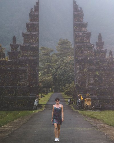 Sorelle Amore, cựu học sinh trường Ballina, 28 tuổi đã vượt qua hơn 17.000 ứng viên để trở cô gái được trả tiền đi du lịch thành từ câu lạc bộ du lịch nổi tiếng Third Home. Đây là một câu lạc bộ du lịch sang trọng tại Tennessee, nơi chuyên cho thuê những căn biệt thự nghỉ dưỡng thuộc loại xa xỉ và đắt tiền tại những địa điểm du lịch đẳng cấp nhất thế giới.