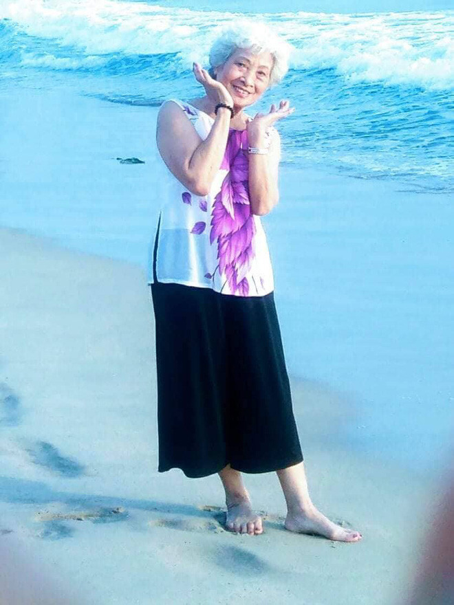 Bên cạnh đó, dù đã 75 tuổi nhưng bà vẫn rất khỏe mạnh do có tham gia hội tập thể dục lúc 5h sáng, ngoài ra bà còn chơi cầu lông, tập dưỡng sinh.