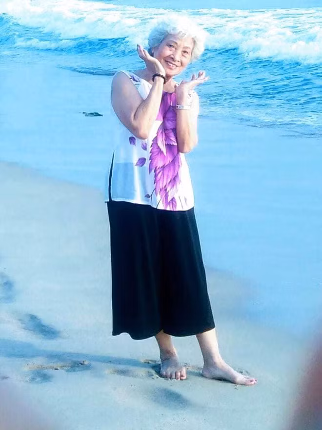 Bên cạnh đó, dù đã 75 tuổi nhưng bà vẫn rất khỏe mạnh do có tham gia hội tập thể dục lúc 5h sáng, ngoài ra bà còn chơi cầu lông, tập dưỡng sinh.