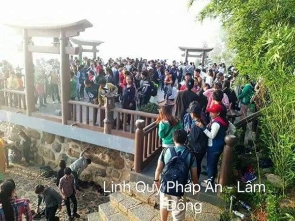Không chỉ ở các thành phố đẹp, các bãi biển sầm uất mà chùa chiền cũng là loại hình du lịch được ưa chuộng trong kỳ nghỉ lễ năm nay. Hình ảnh được cư dân mạng ghi nhận tại chùa Linh Quy Pháp Ấn - Lâm Đồng.