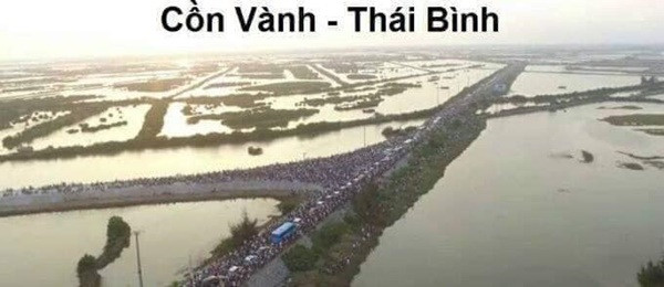 Dù không nổi tiếng như Sầm Sơn nhưng biển Cồn Vành - Thái Bình cũng thu hút lượng người đổ về nhiều đến mức tất cả các tuyến đường đều tắc cứng, phương tiện giao thông lấp đầy không còn một chỗ trống nào có thể nhúc nhích.