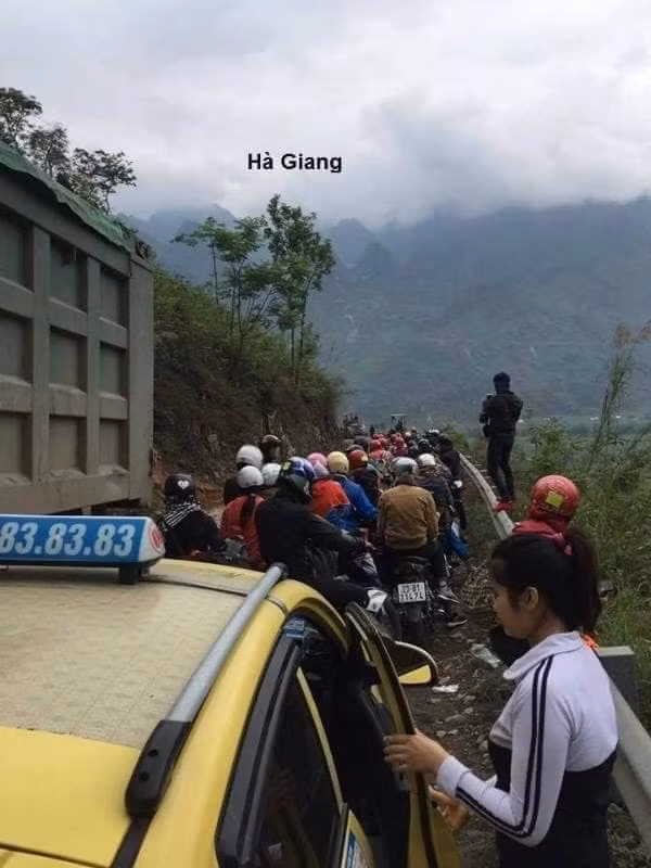 Hiện tại, tất cả các điểm du lịch trên khắp cả nước đều ghi nhận tình trạng quá tải lượng khách du lịch. Thậm chí, trong vài ngày tới sẽ có thêm nhiều người đổ về những địa danh nổi tiếng này hơn.